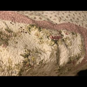 Quaint Quilted Bedding 🥀💐🏵🌹🏵
